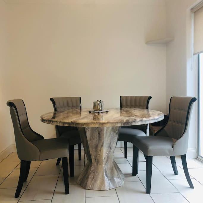 Townhouse Clifden: Located In The Heart Of Connemaraヴィラ エクステリア 写真
