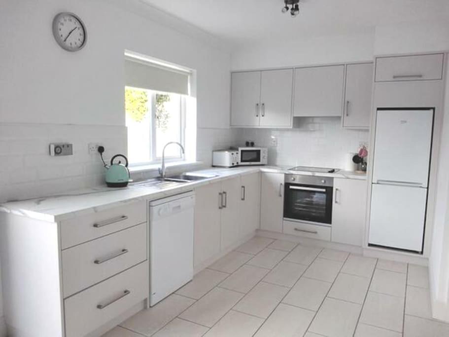 Townhouse Clifden: Located In The Heart Of Connemaraヴィラ エクステリア 写真