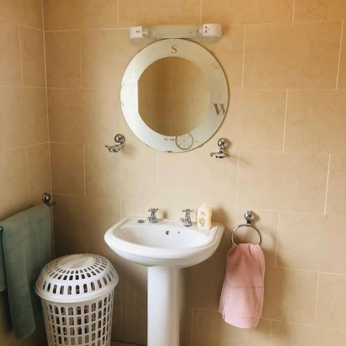 Townhouse Clifden: Located In The Heart Of Connemaraヴィラ エクステリア 写真